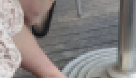 ４Ｋ★漂う生ごみ臭★激臭！素足パンプスでムレムレの足を室内外で徹底的に見せつける清楚系女子大生