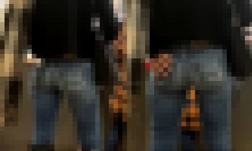 カッコ良すぎるデニムヒロイン ブランドデニムに黒ブーツお洒落なマフラー 【街中風景023】