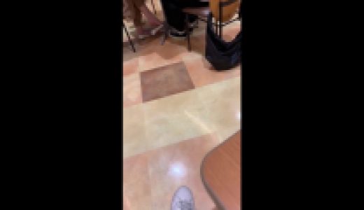 休憩所でみかけた女性の足裏