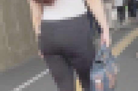 スケベな色白スレンダーボディ＋パッツンエロ尻をムニュらせて男を挑発！ 下品なスキニーデニム+チノパン編