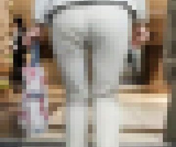 無数に走るパン線！　20代健康的なプリケツOL