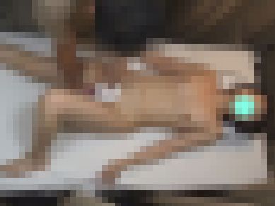 内科検診　シーツを握りしめ恥かしい触診に耐えるお姉さん