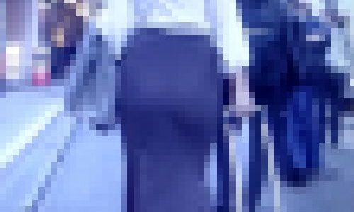 エロ清楚系美女がタイトスカートで超ド級のエロデカ尻を上下に揺らしながらクネクネ歩いてるよ