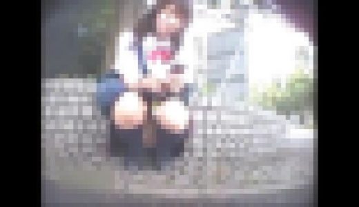 【素人パンチラ】携帯見ながら顔がにやけてます