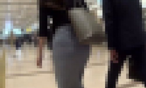 昼休みの美人OLがタイトスカート履いて同僚社員に色気をまき散らしながら歩いてるよ