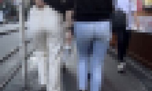 ２人の魅力的な美巨尻のOLが並んでエロ尻ふりながら歩いてるよ
