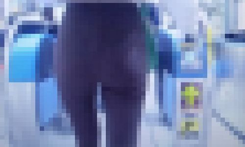 超モデルスタイルの美女が極薄ピタパンで切符買って歩いてるよ