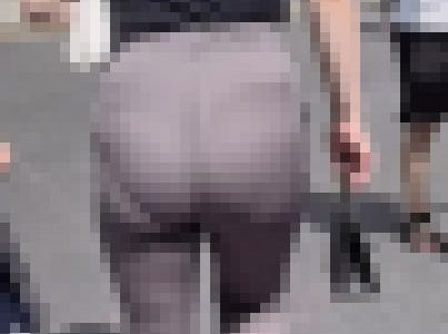 素人女のヘビー級メガ尻！スケベな色白寸胴体型＋極尻をムニュらせパンティラインを見せて男を喰う！ 下品なパンツスーツお姉さん編
