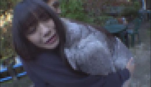 不倫温泉旅行に若妻を連れ出した「えっ、本当にここでするの？」露出見せつけプレイで恥しそうに勃起チ○ポを咥える女たち　04