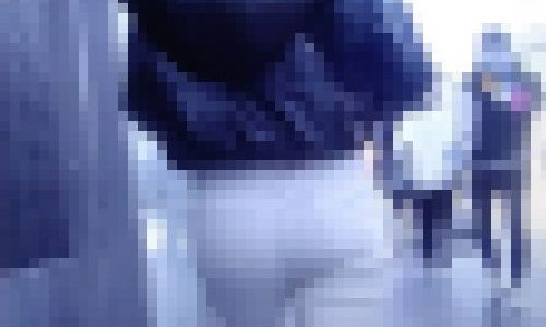 清楚系の極上キレカワ美女がホワイトスキニーデニム履いて大きな美桃尻モッコリさせて歩いてるよ