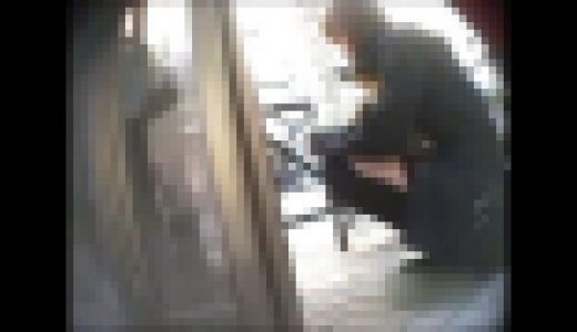 【素人パンチラ】公衆電話から隠し撮り