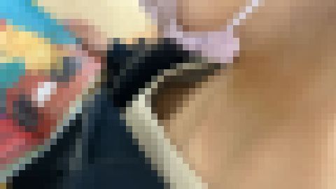 胸チラ03●絵本を選ぶヤンママ