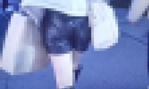 スタイル抜群の激カワ美人ギャルがレザーショートパンツ履いて歩いてるよ