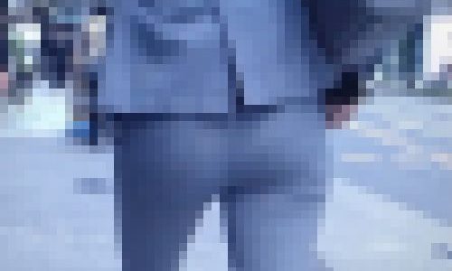 モデルのようにルックスもスタイルも抜群な美人OLがピタパンスーツで歩いてるよ