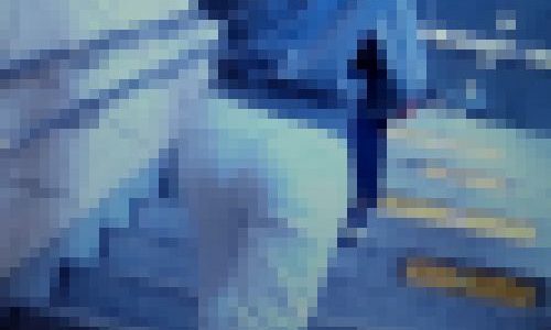 スウェットパンツを履いた激カワ美女がパンティライン浮かび上がらせて階段登ってるよ