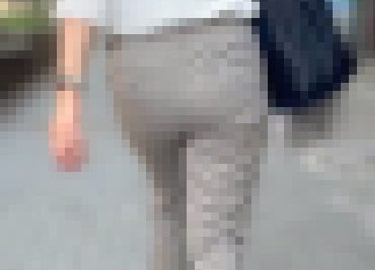 ずっしりしたOLの蒸れたデカ尻を堪能！自慢の安産型の巨尻と半ケツパンティのラインを浮き上がらせて男を誘惑！下品なパンツスーツ