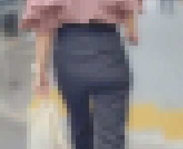 色白エロボディのパッツン巨尻！自慢のデカ尻をムニュらせつつパンティラインも見せて男を挑発！下品なパンツスーツ 事務員編