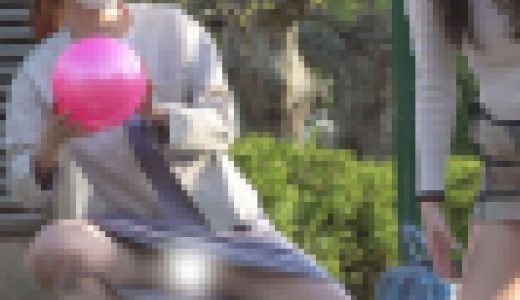 公園パンチラ５　GJ！ボールが転がってきて拾う際にガバっと大開脚！
