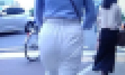 ポニーテールが似合う美爆尻美女がピタパン履いて尻肉プルンプルンさせて歩く姿がイヤらしい