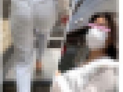 【再販】パンツスタイルが似合っている女性の階段闊歩シーン。記事の薄いパンツで女性のラインがしっかり映ってます【26】