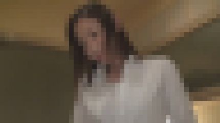 スレンダー美乳の27歳外国人が日本人の硬い肉棒を存分に味わい悶絶