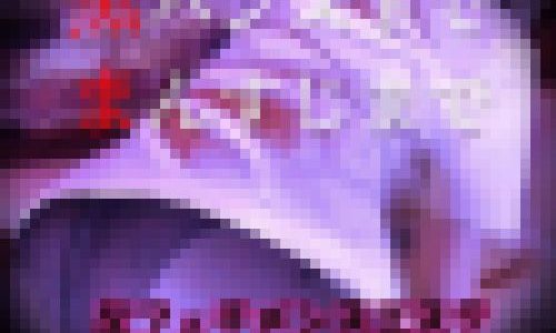 ヤバいアングルで黒いパンスト越しのマンスジが！