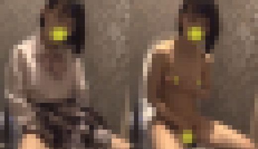 デパートのトイレでこっそりオナニーしちゃうJK111