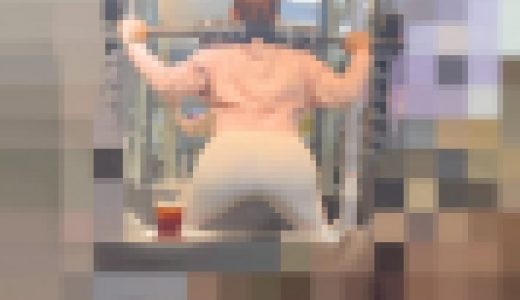 セレブ奥様の超パッツン美尻！スケベなピーマン尻をガニ股で突きだしケツの締まりまでアピールして男を誘惑！下品なレギンス 奥様編