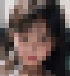 学生風ちっぱい童顔女性が股開いて露出・漆