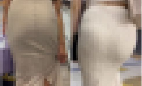 「パッツパツなスカート姿のモデル達(2名)」