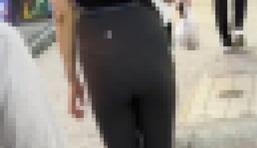 ヨガ教室のようなピタパンで街を歩く美女