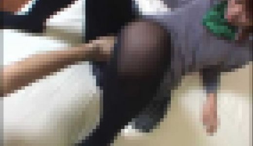 脚にピッタリとフィットする黒タイツを身に着けた女子学生を味わうフェティッシュ・スタイル…　Part 7