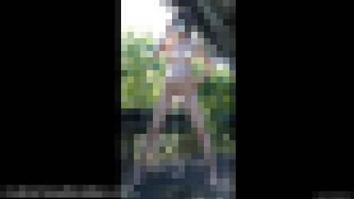 人妻ヌード　野外露出で全裸になって小便する　272-3