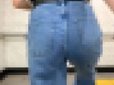 【OLシリーズ】良いお尻をしたデニムの女の大股歩きの階段闊歩シーン【80】