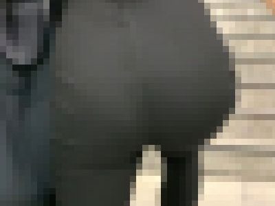 【OLシリーズ】黒スキニーでお尻のラインが映って階段を歩行するOL【116】