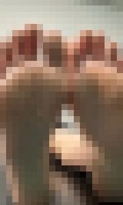 20歳大学生の履き古したヒールを脱いだ足の裏