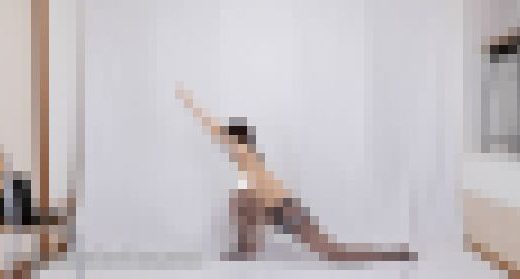 上半身だけ裸でヨガをする女性o-63