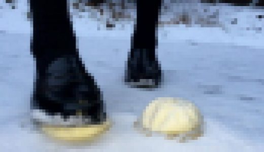 ローファーで肉まん踏み潰し2（雪上）