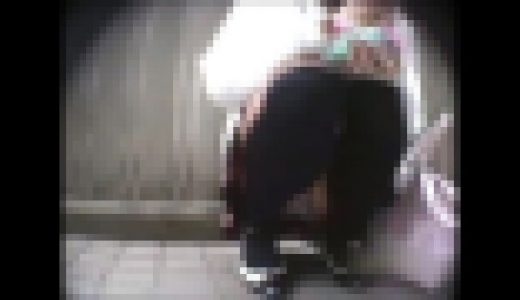 【素人パンチラ】白い服にピンクの鞄