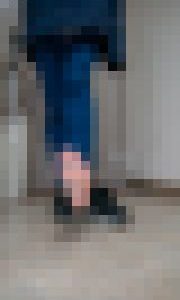 素足にスニーカーで汗ばんだ足の裏