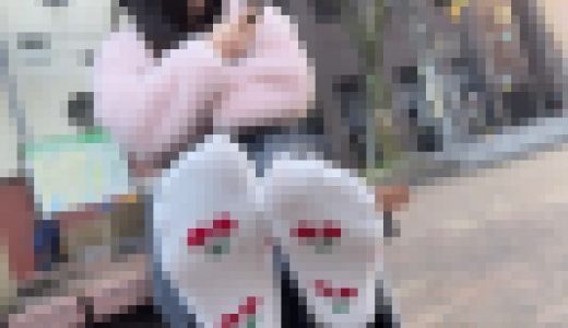 落ち着いた雰囲気の大学生Mちゃん靴下足裏と足指クネクネ