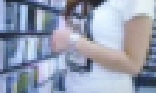 美巨乳美人お姉さんがレンタルCD選んでるよ