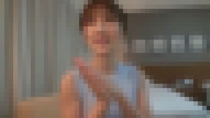 色白清楚の30歳人妻が生で騎乗位で挿入して腰を振りハメ潮を吹く