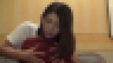 美乳の27歳飲食店店員が初ハメ撮りで喘ぎまくって体を痙攣させる