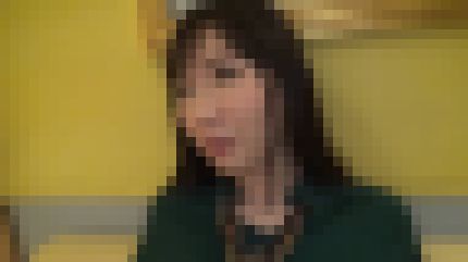 色白で美脚の26歳宝石販売員が初ハメ撮りで喘ぎまくって何度も絶頂