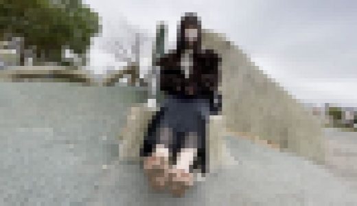 【完全裸足】第42弾！裸足で冬の公園を歩く女性