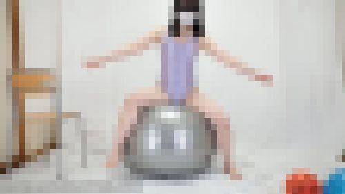 お尻でフロートを潰すフェチ動画f895