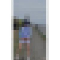 海水浴場で野外露出する素人女性